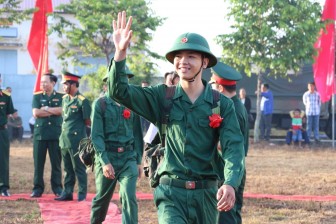 Thanh niên Cần Thơ hăng hái tòng quân