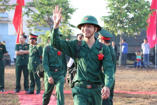 Thanh niên Cần Thơ hăng hái tòng quân