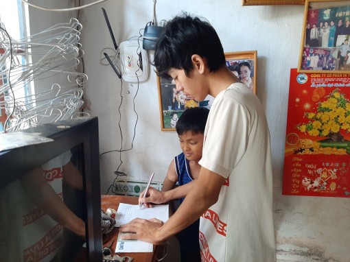 Trao tiền từ thiện cho 3 bà cháu