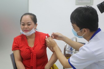 Lo ngại dịch COVID-19, người dân đi tiêm ngừa cúm