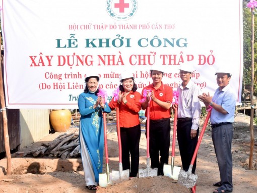 Khởi công xây dựng nhà Chữ thập đỏ 
cho hộ nghèo