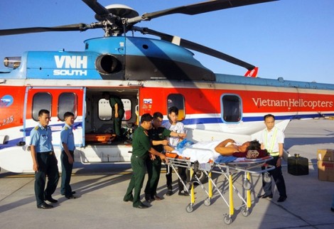 Chuyển hai bệnh nhân từ huyện đảo Trường Sa bằng trực thăng EC225 về đất liền điều trị