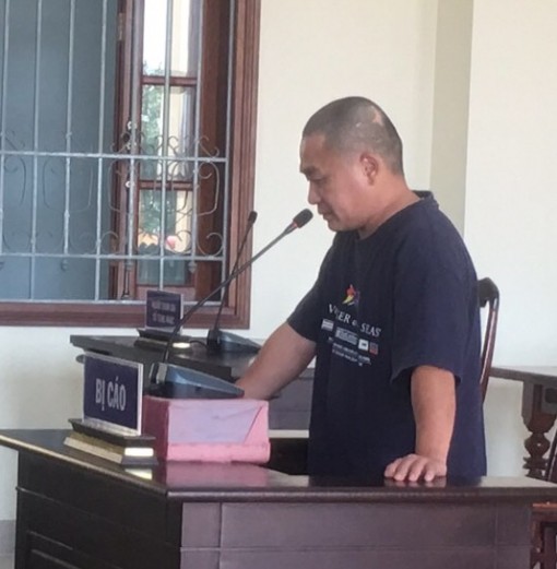 Bị từ chối sửa loa, vác dao chém hàng xóm