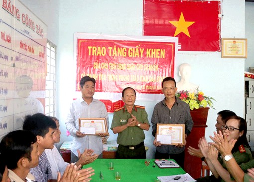 Tay không bắt cướp