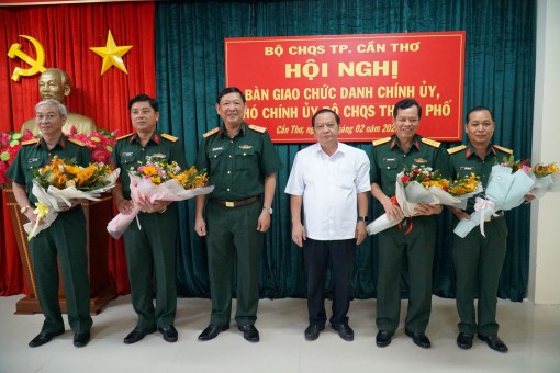 Bàn giao chức danh Chính ủy, Phó Chính ủy Bộ Chỉ huy Quân sự TP Cần Thơ