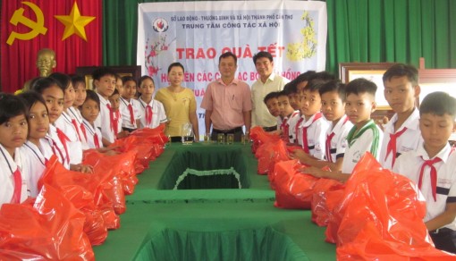 Không bỏ ai lại phía sau