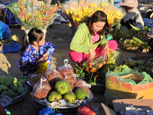 Đi chợ trên "nóc nhà" miền Tây