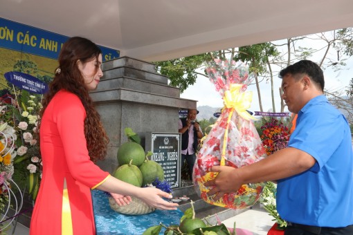 Tưởng niệm nữ liệt sĩ, anh hùng LLVT nhân dân Neáng Nghés