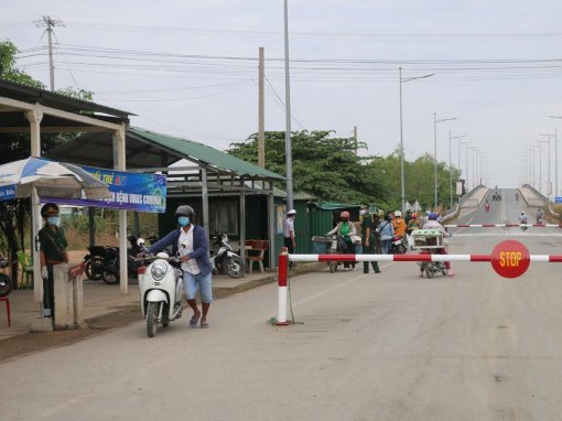 Vừa chống buôn lậu,

vừa chống dịch bệnh