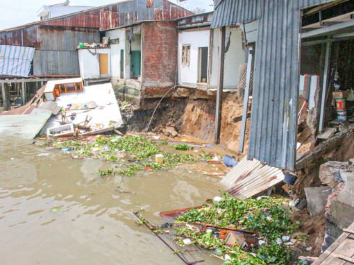 Sạt lở làm một phần nhà của 4 hộ dân và 1 xưởng cán tôn bị sụp đổ xuống sông