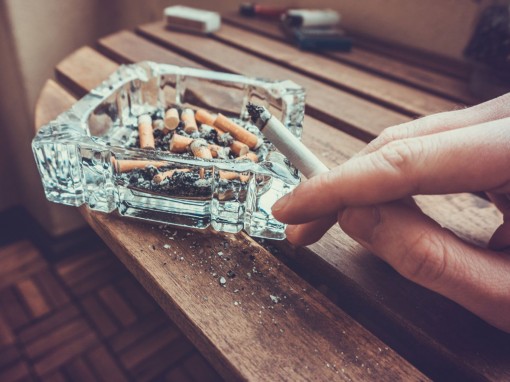 Ẩn họa từ việc tiếp xúc với bề mặt hoặc không gian ám khói thuốc