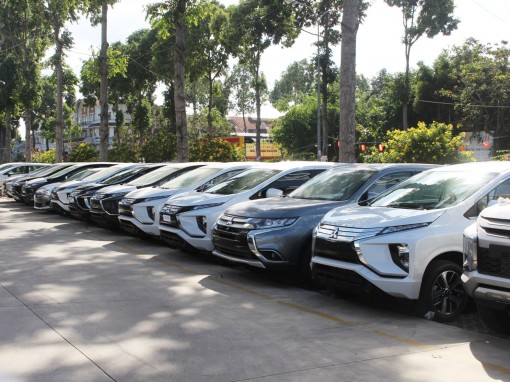 Sản lượng và giá trị ô tô nguyên chiếc nhập khẩu giảm gần 60%