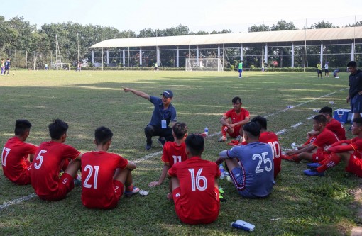 Cầu thủ hư, tại ai?