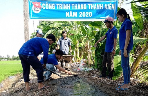 Xã đoàn Trung Thạnh tham gia đảm bảo an toàn giao thông