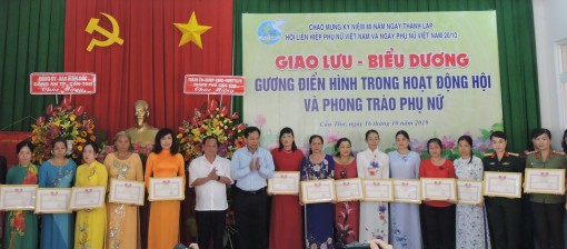 Phụ nữ phường Phú Thứ tham gia giữ gìn trật tự an toàn xã hội