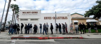 Dân Mỹ xếp hàng mua súng phòng thân