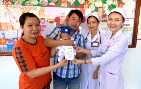 Trao “mũ tốt nghiệp” cho trẻ sinh non bé như lòng bàn tay