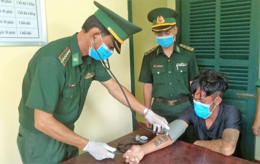 Cà Mau: Cứu 4 thuyền viên trôi dạt trên biển