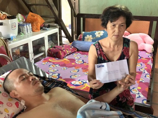 Trao tiền giúp anh Tín chữa bệnh