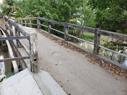 Cần xử lý nghiêm hành vi

cắt lan can cầu, lấn rạch công cộng