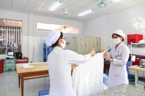 Bác sĩ Cần Thơ sản xuất hàng ngàn khẩu trang vô khuẩn