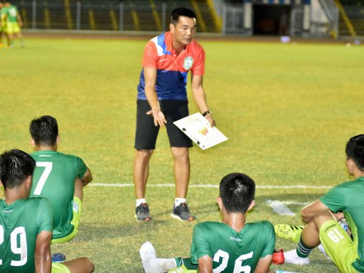 COVID-19 làm bóng ngừng lăn trên sân cỏ