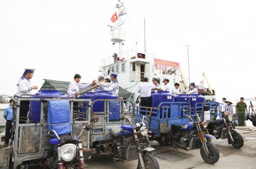 Con tàu nghĩa tình với nhân dân Đồng Khởi