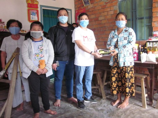 Nhóm từ thiện bạn bè hỗ trợ chị Hoàng Oanh trị bệnh