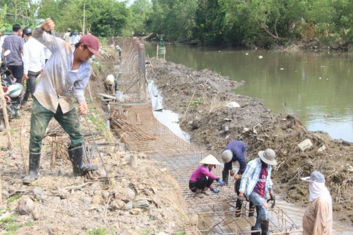 Đẩy nhanh tiến độ Dự án kè chống sạt lở tại rạch Cái Sơn