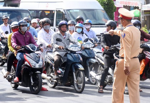 Ý thức của người tham gia giao thông chưa cao khi dừng chờ đèn đỏ