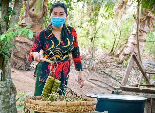 Người dân Cồn Sơn gói bánh, bắt cá, hái rau tặng các chiến sĩ làm nhiệm vụ ở khu cách ly chống dịch COVID-19