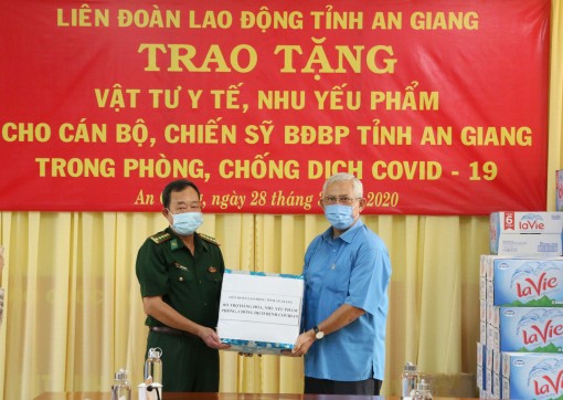 An Giang: Tặng khẩu trang y tế và nhu yếu phẩm cho lực lượng tham gia chống dịch COVID-19 khu vực biên giới
