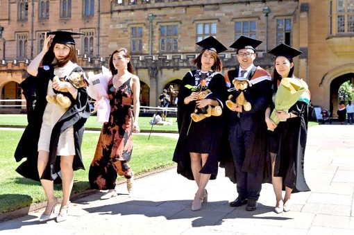 Đại học phương Tây đau đầu vì COVID-19