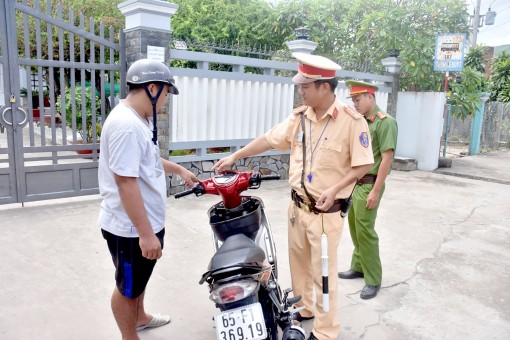 Vận động người dân và chủ các đơn vị kinh doanh cam kết không lái xe khi đã uống rượu, bia