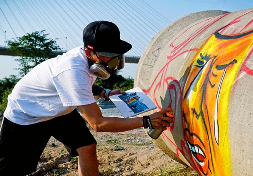 Chàng trai vẽ tranh truyền thông điệp bảo vệ môi trường