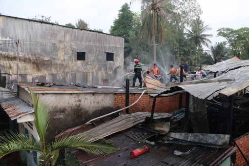 An Giang: Cháy lớn làm thiệt hại 8 căn nhà