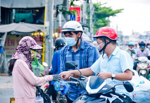 Chăm lo cho bà con bán vé số dạo ở Cần Thơ trước thời điểm 1-4