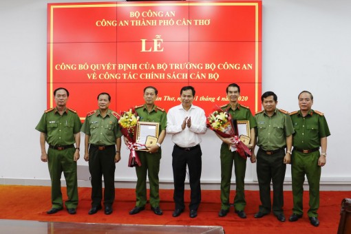 Công bố và trao quyết định nghỉ công tác chờ hưởng chế độ hưu trí cho 2 phó giám đốc