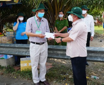Lãnh đạo thành phố thăm hỏi lực lượng làm nhiệm vụ tại các trạm dừng phương tiện kiểm soát y tế