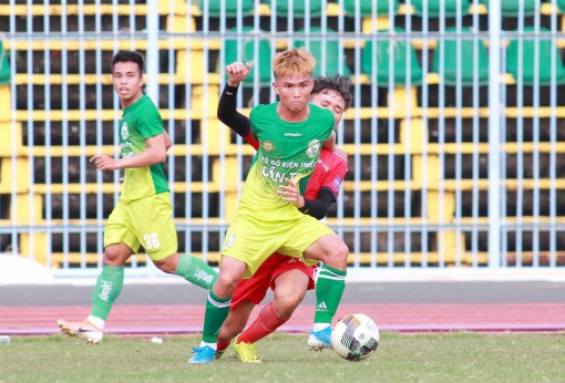 Cầu thủ tập “chay” chờ ngày bóng lăn