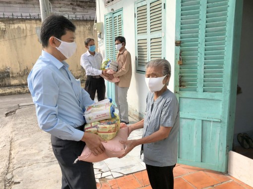 Bình Thủy: Vận động tiền, quà trị giá hơn 204 triệu đồng
tặng 844 hộ có hoàn cảnh khó khăn