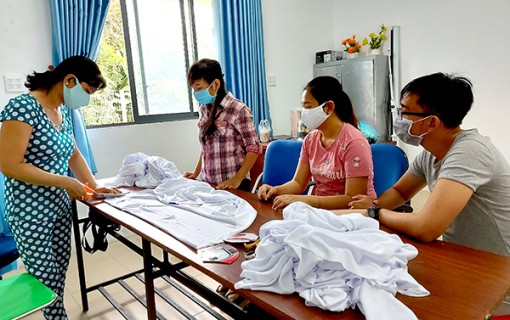 May 1.000 khẩu trang vải tặng hội viên