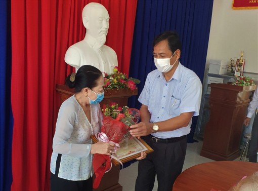 Cà Mau: Góp tiền phòng chống dịch Covid-19, 5 cụ bà được tặng bằng khen