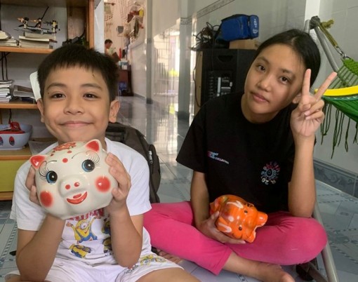 Hai em nhỏ ở Cần Thơ bán cam vắt, đập heo đất lấy tiền ủng hộ cô chú phòng chống COVID-19