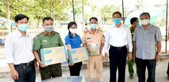 Lãnh đạo thành phố thăm và tặng quà

lực lượng làm công tác kiểm tra y tế