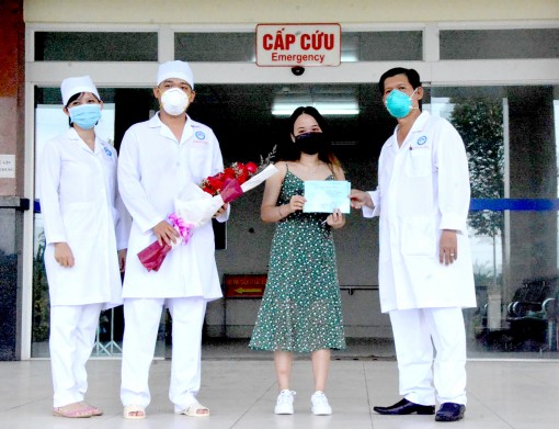 Sở Y tế khen thưởng, tặng quà ê-kíp điều trị cho bệnh nhân 154