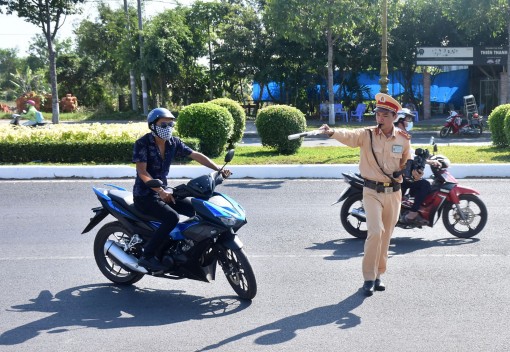 Đẩy mạnh tuyên truyền trật tự an toàn giao thông kết hợp với tuyên truyền phòng, chống dịch COVID-19