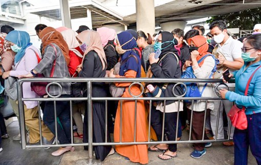 Đeo khẩu trang đang trở thành “xu hướng tất yếu”