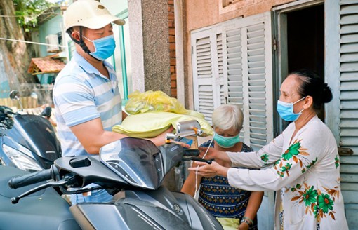 “A lô! Tụi con đến tặng quà”