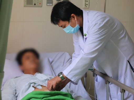 Người đàn ông say rượu té xe vỡ bàng quang